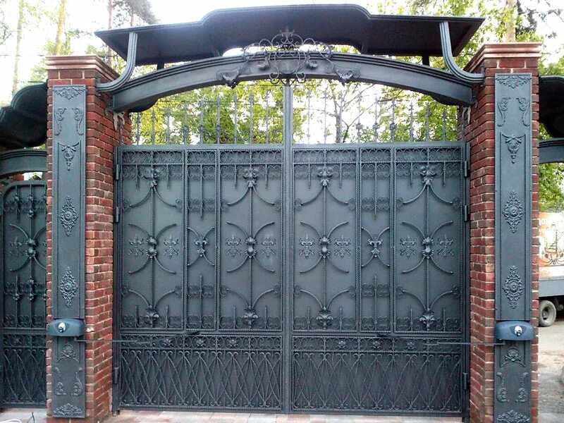 Распашные ворота из профлиста. Ворота из профнастила. Установка металлических ворот. Ворота из профнастила с калиткой. Ворота распашные металлические.