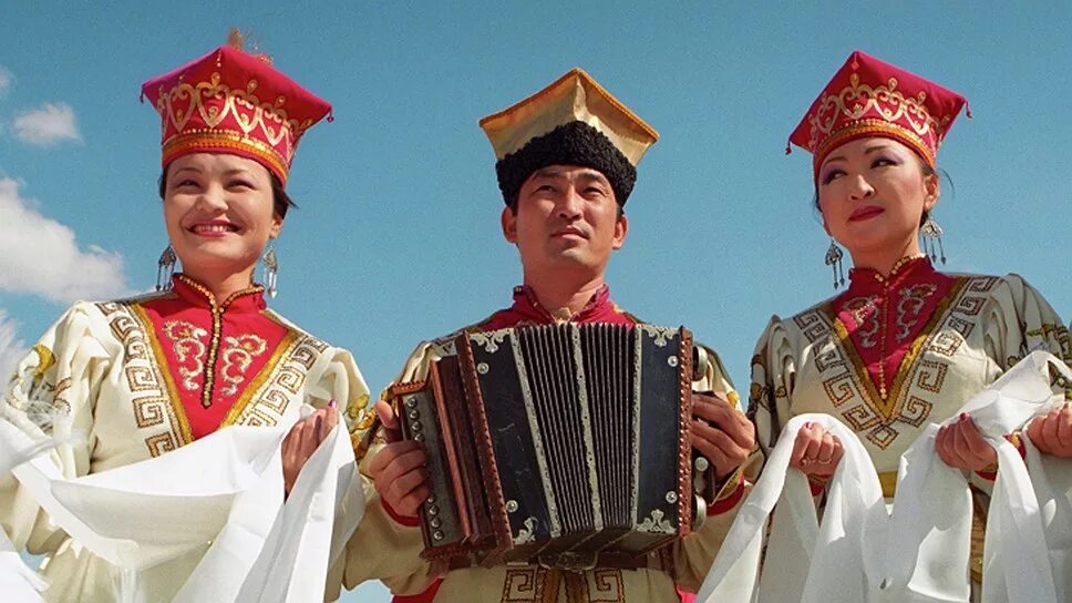 Калмыцкий национальный головной убор. Калмыцкий национальный костюм. Элиста люди калмычки. Народы поволжья калмыки. Национальные костюмы татаров калмыков башкиров.