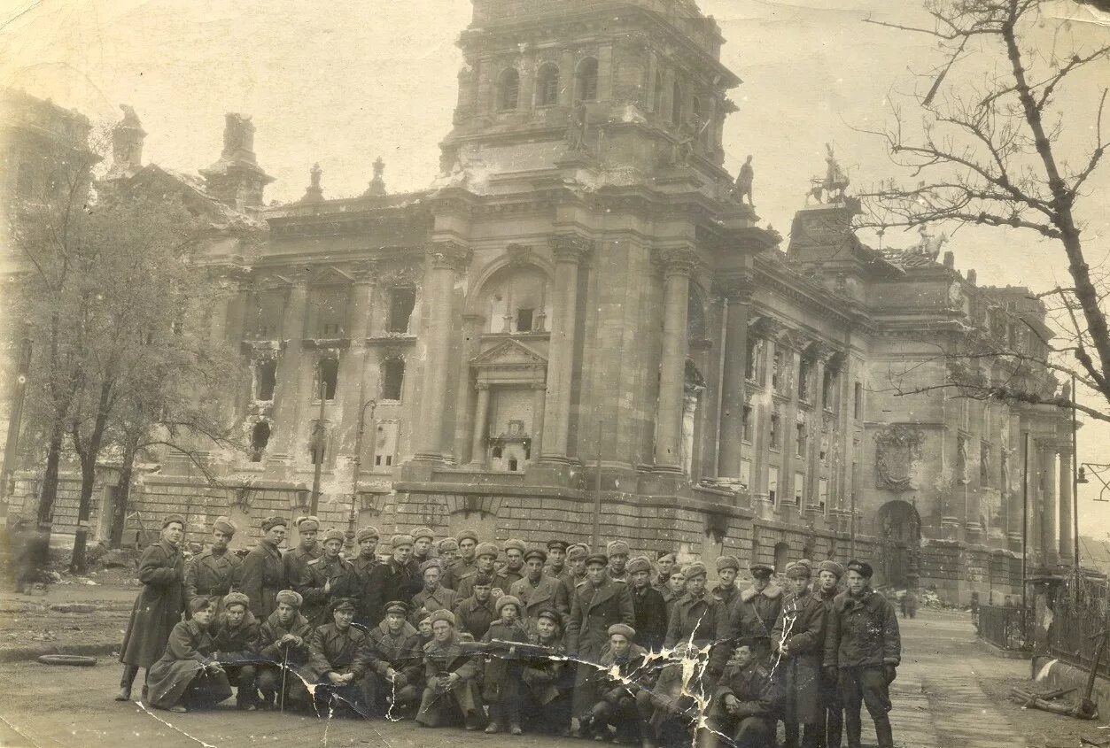 Рейхстаг в Берлине 1945. Берлин 1950 Рейхстаг. Здание Рейхстага в Берлине в 1945. Рейхстаг 1919.