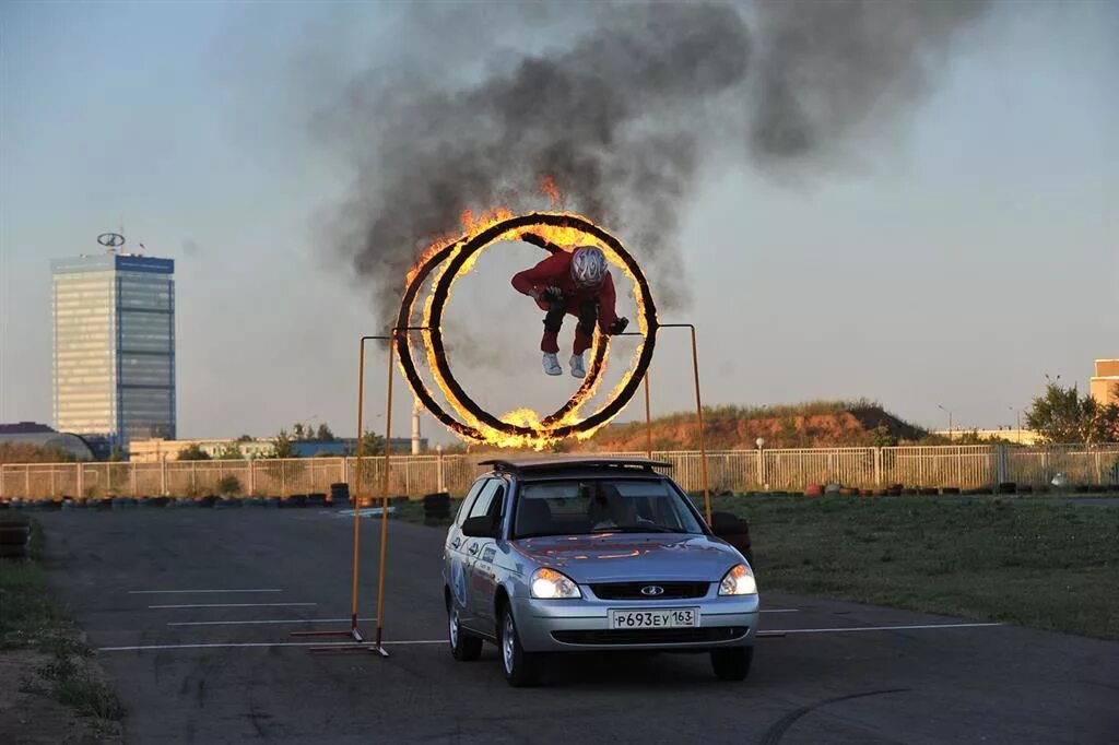 трюки на автомобилях. каскадерская машина. трюки на автомобилях. опасные трюки. автомобиль в прыжке.