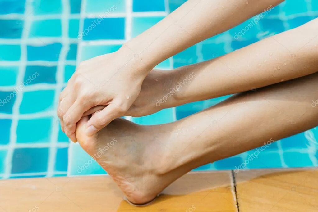 Ноги в бассейне. Плавание на ногах. Судороги в воде. Ноги налитые водой