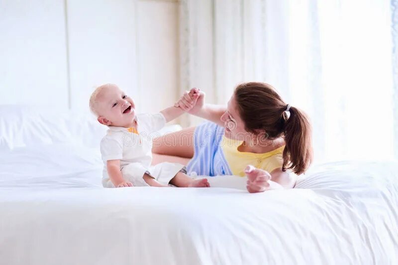 Сын пришел в спальню матери. Relax-son для новорождённый. Mother and Baby in Bedding. Mother playing with her Baby in the Bedroom..