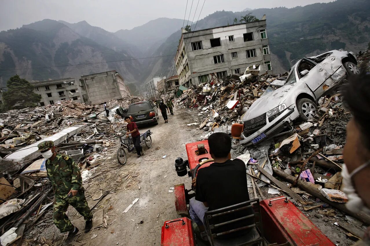 Землетрясения стихийные бедствия от которых часто страдают. Ганьсу оползень. Землетрясения стихийные бедствия от которых часто страдают. Стихийные бедствия землетрясения. Чс землетрясение.