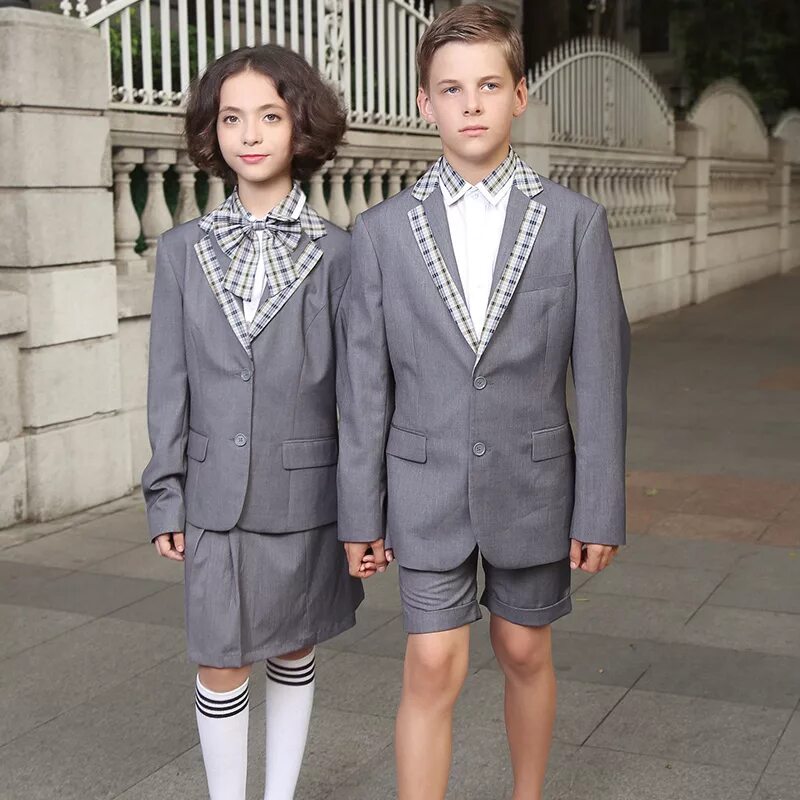 некрасивая школьная форма. бордовая школьная форма для девочек. школьный костюм некрасивый. школьная форма. школьная форма в россии сейчас уродская.