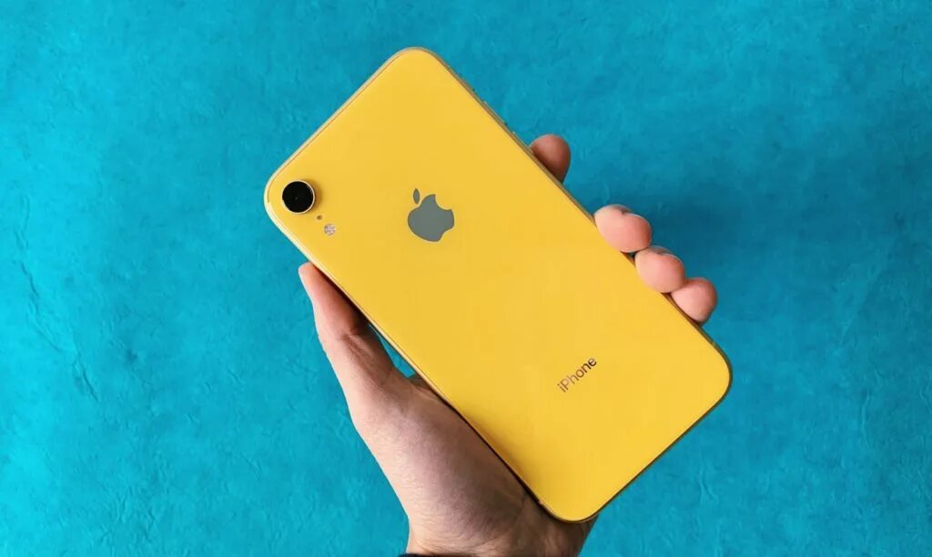 Iphone XR 128. Айфон XR желтый. Apple iphone XR 64 ГБ желтый. Iphone XR желтый в руке. Желтый айфон 13