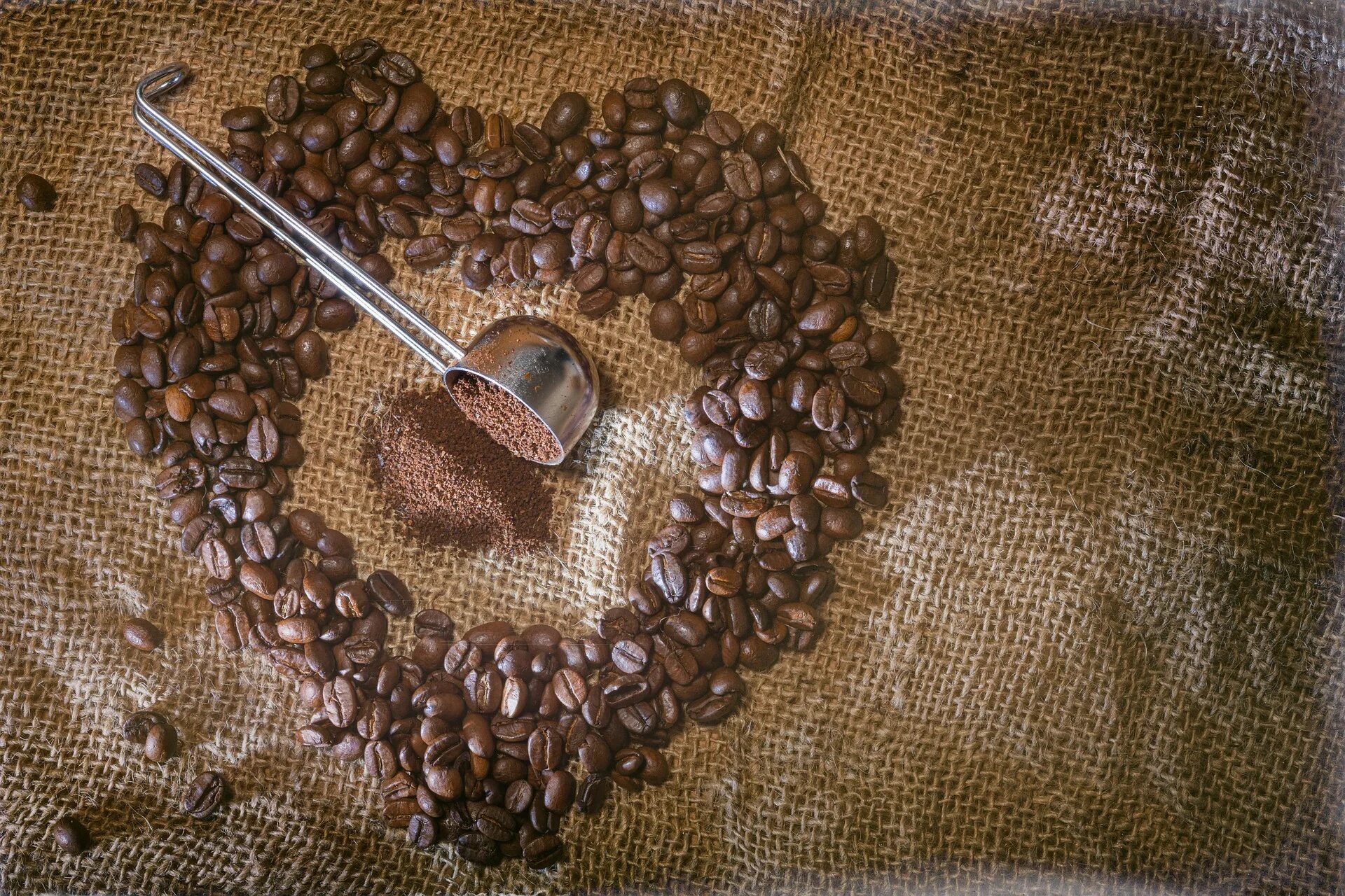 Как молоть зерна кофе. Сердце из кофейных зерен. кофе в зернах. молотые зерна кофе. сердечко из кофейных зерен.