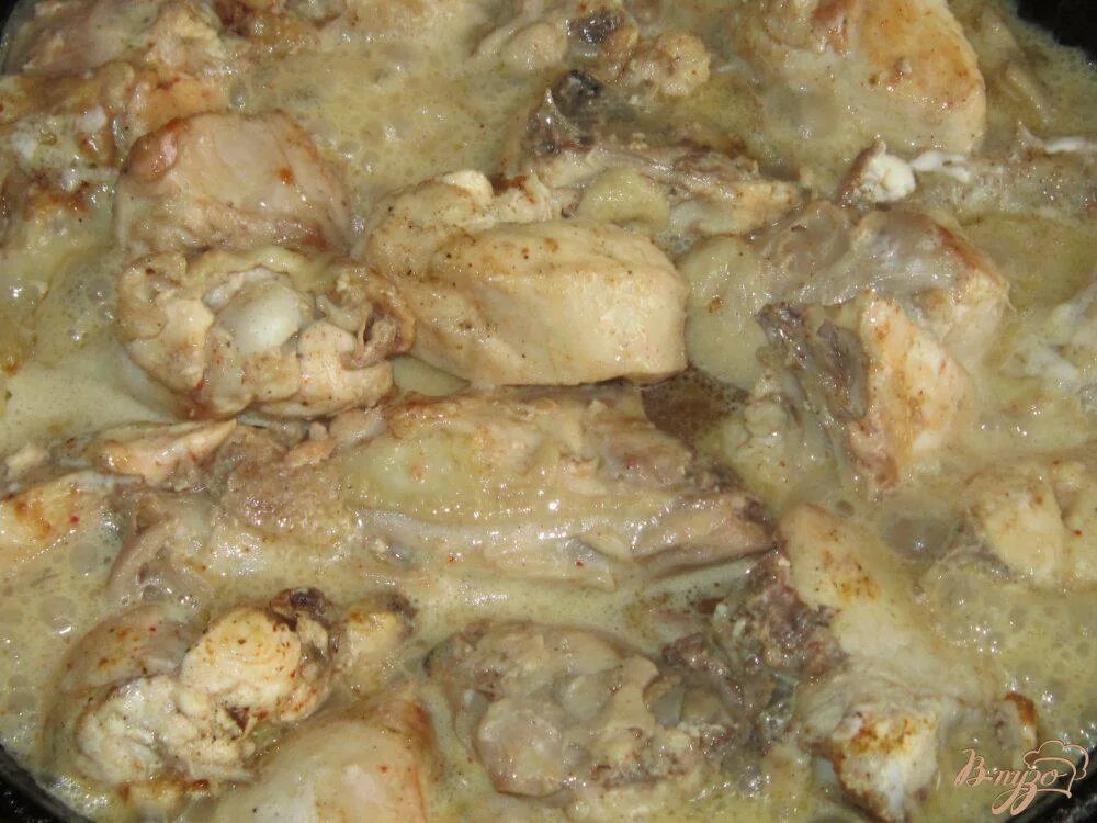 Курица тушеная в сметане в сковороде