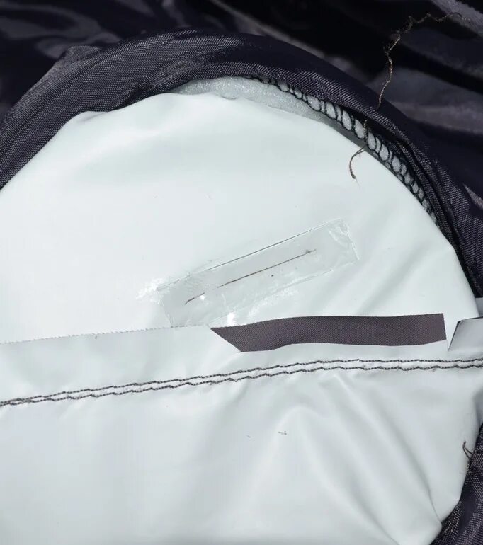 дырка на куртке из плащевки. заплатка на куртку пуховик. заплатка на куртку из полиэстера. как починить куртку из болоньи порвалась. порванный рукав куртки.