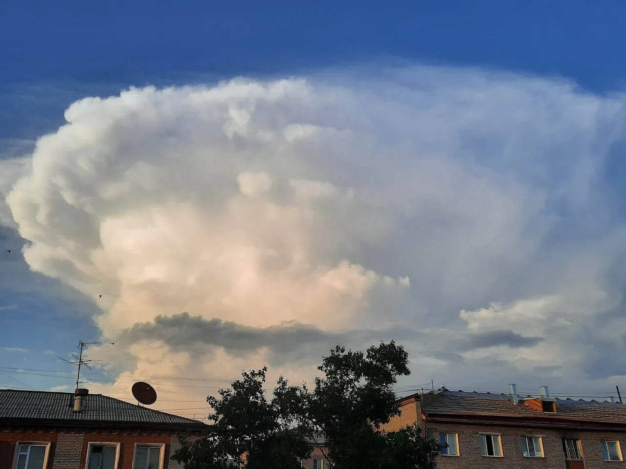Облака руках облака качаются. Странные облака. Грибовидные облака. Облака в виде спирали. Облако похожее на ядерный гриб.