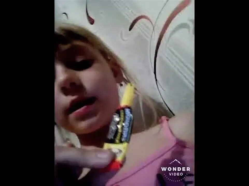 Как убрать супер клей с молнии. Клей супер. Момент. Клей момент попал в глаз. Суперклей рот.