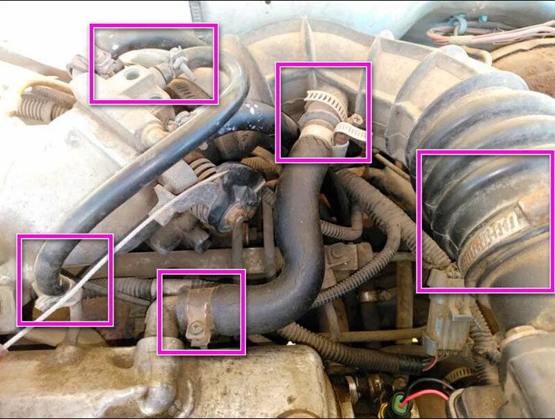 Воздух в двигателе причины. Подсос воздуха во впускном коллекторе ВАЗ 2114. Патрубок регулятора холостого 2114. Подсос воздуха ВАЗ 2110 16 клапанов. Подсос воздуха во впускном коллекторе ВАЗ 2114 8 клапанная.