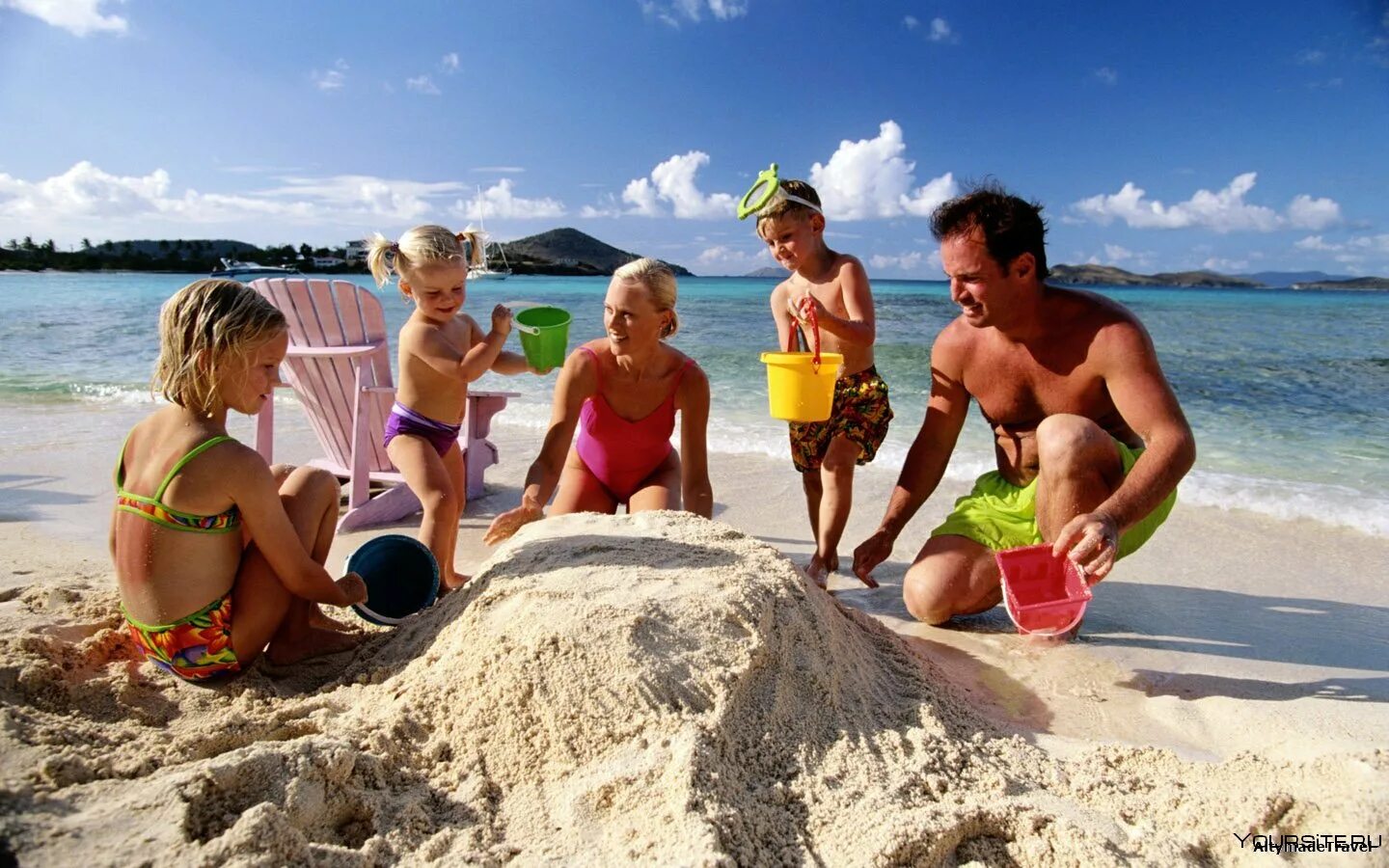 Развлечения на пляже. Путешествие с семьей. Семья на пляже. Семья на отдыхе. Туристы на пляже.