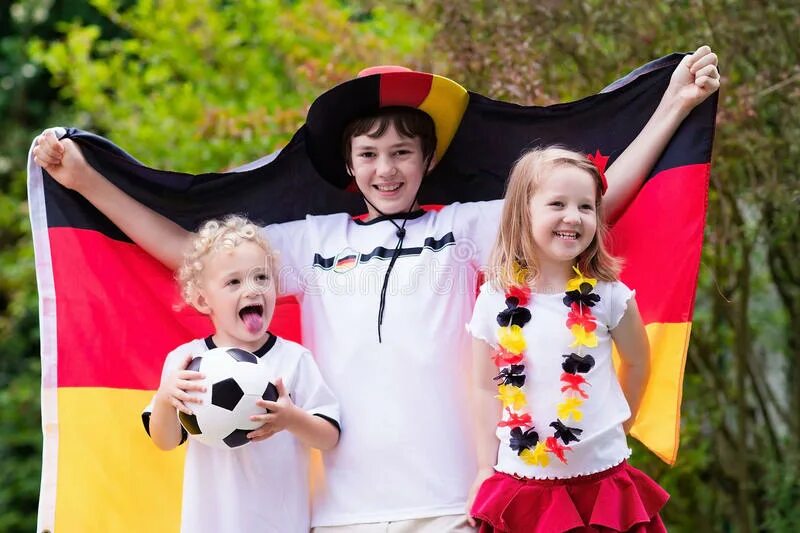 Немецкие дети в россии. Дети с флагом Германии. День защиты детей в Германии. Как выглядят немецкие дети. Воспитание в Германии.