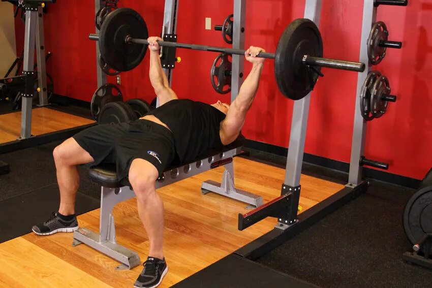 Жим лежа широким хватом. Bench Press жим лежа. Жим лежа опускание штанги. Горизонтальный жим штанги. Горизонтальный жим штанги лежа.