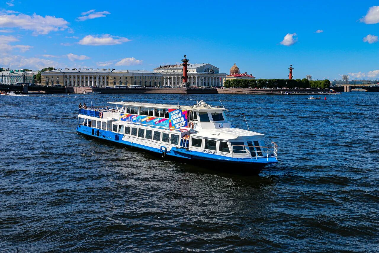 Теплоход Москва 201 Санкт-Петербург. Речной трамвайчик Питер. Речные прогулки по Неве в Санкт-Петербурге. Теплоход Москва на Неве.