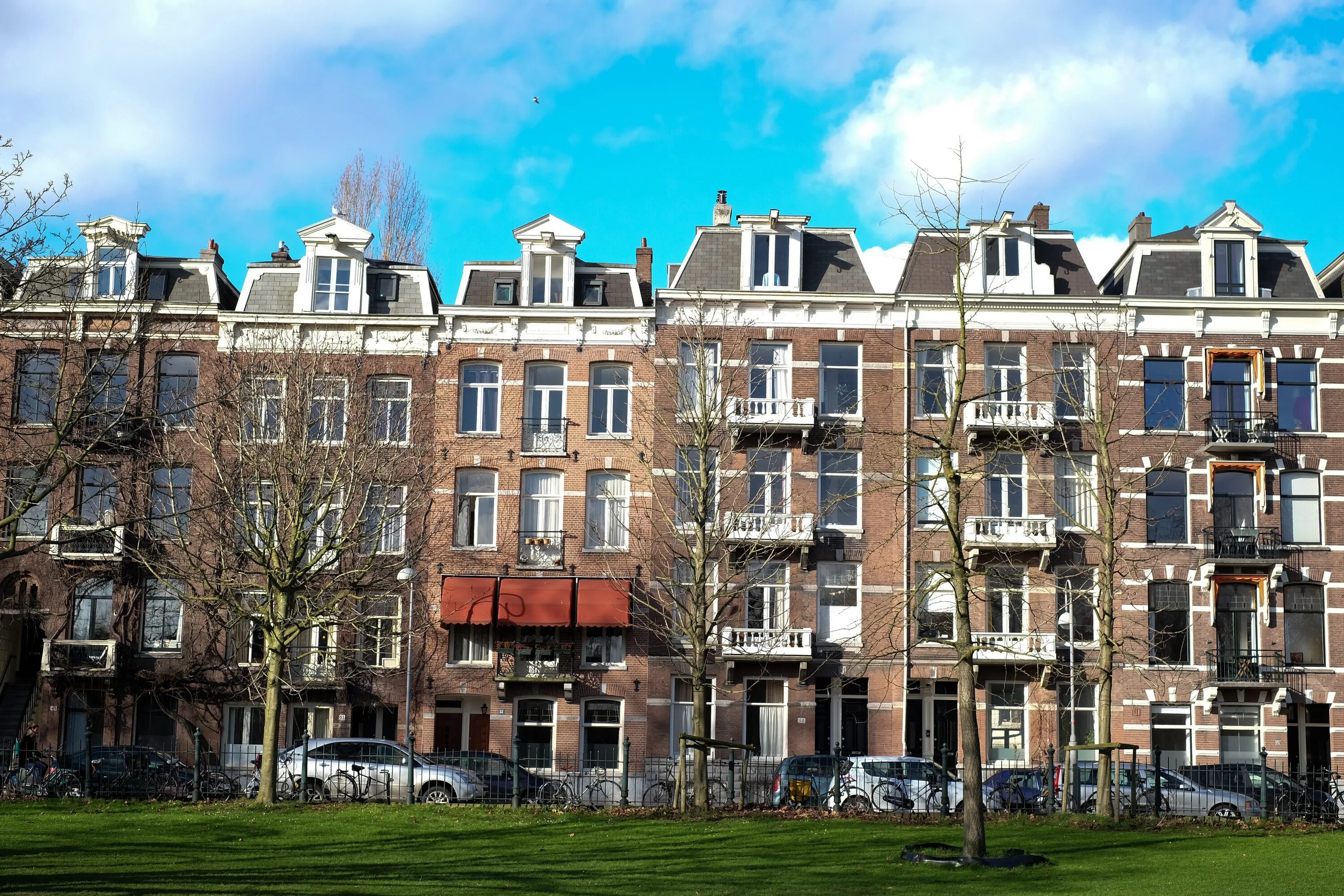 Фасада г. Здание Шанель в Амстердаме. Фасад здания город. Фасады городских домов. Панорама улицы с домами.