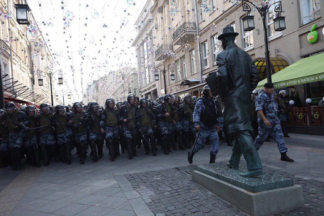 Прокофьев Камергерском переулке памятник. Митинг 27 июля 2019 в Москве. Москва июль 2019 протесты. Памятник Прокофьеву в Москве в Камергерском переулке. Росгвардия ходит