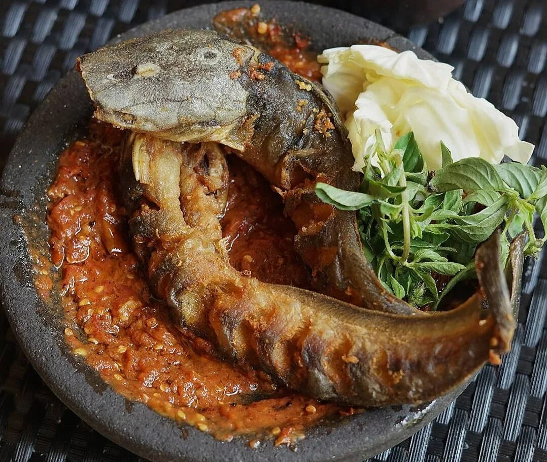 Блюда из сома рецепты. Сом блюда. разные блюда с сомом. сом на кухне. матанг блюдо.