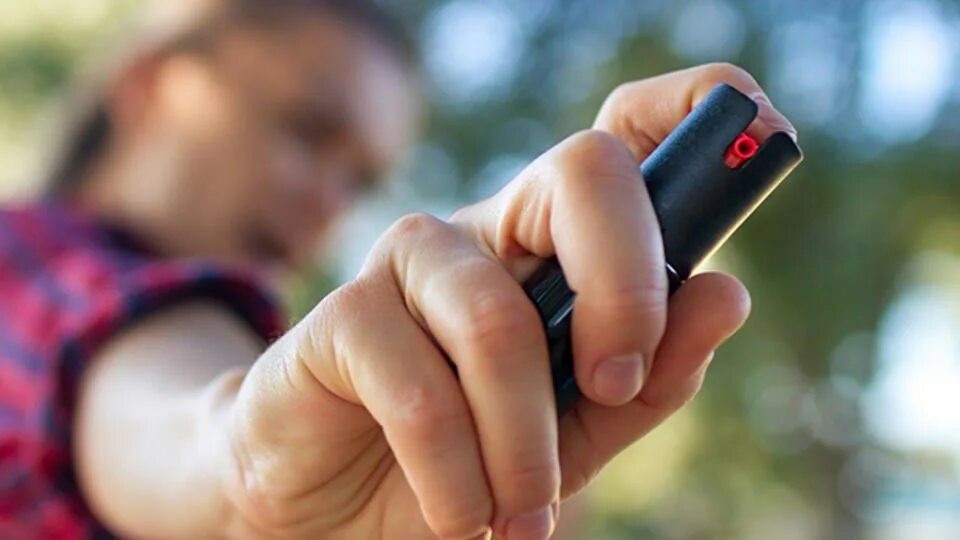 Газовый баллончик в лицо. Газовый баллончик в лицо. Прыснули перцовым баллончиком. Брызнули перцовым баллончиком в глаза. Прыснули перцовым баллончиком.