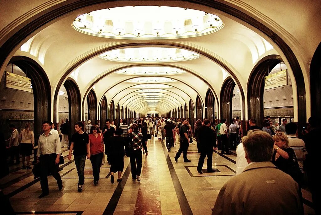 Метро Маяковская Москва. Маяковская станция метро Москва. Люди в метро Москвы. Московский метрополитен платформа люди.