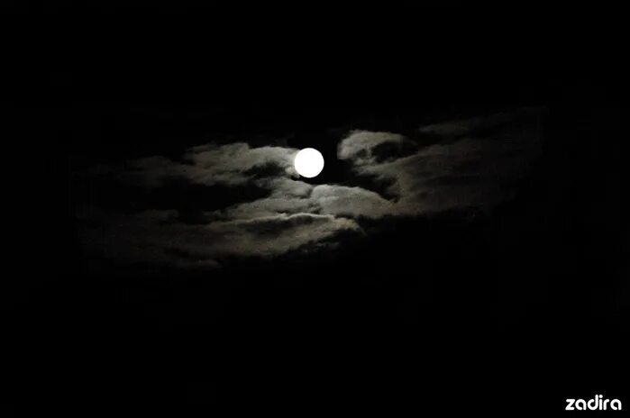 луна одиночество. светит одинокая луна. светит одинокая луна. отражение луны в море. одиночество в ночи.