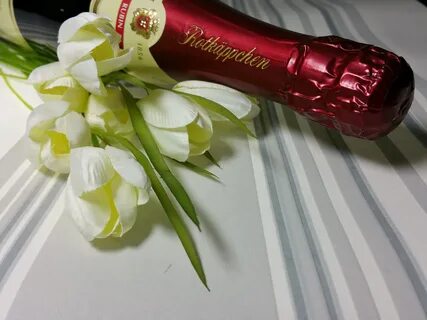 Бутылка вина и конфеты