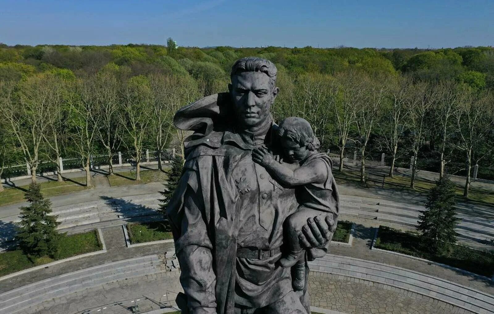 В каком городе воин освободитель установлен. Николай масалов памятника воину освободителю в \берлине. масалов трептов парк. николай масалов воин освободитель памятник. николай масалов памятник в берлине.