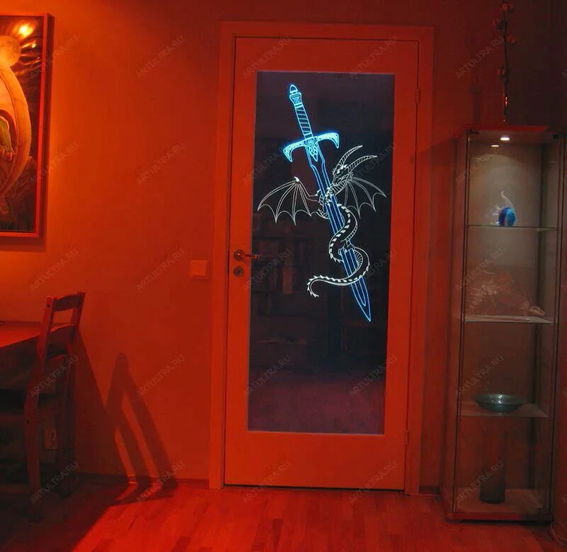 светящиеся стенка в туалете. разноцветная подсветка. светящие двери. светящие двери. светящаяся дверь.