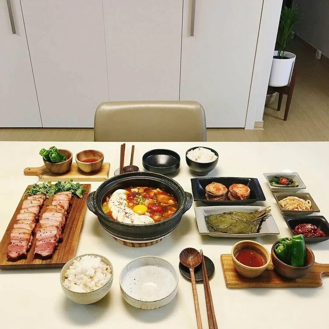 Корейский ужин. Кухня Южной Кореи. Корейская кухня сервировка. Корейская кухня накрытый стол. Корейский стол с едой.
