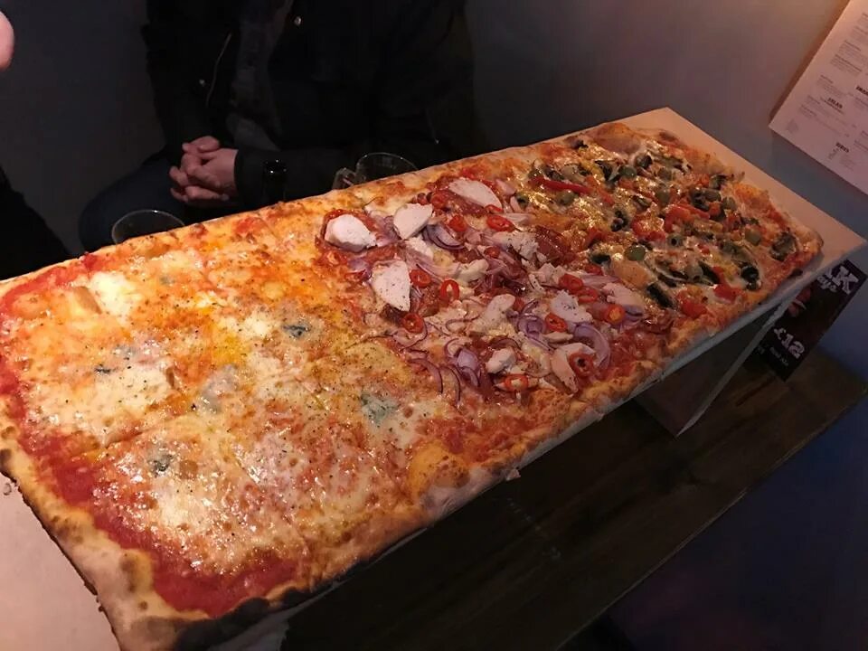 Пицца большие куски. Метровая пицца. Метровая пицца в коробке. Метровая Римская пицца. Квадратная пицца.