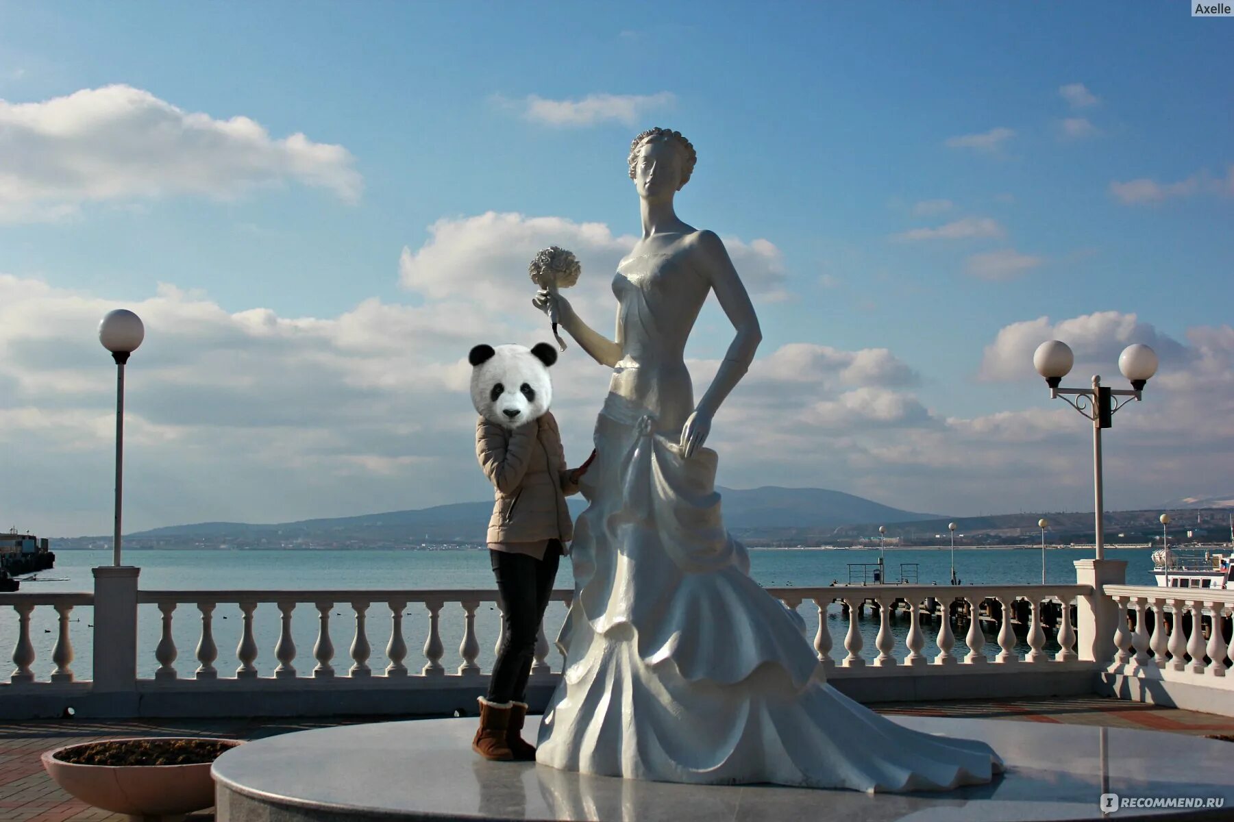 Сходить геленджике. Белая невесточка Геленджик. Геленджик невеста на набережной. Статуя невесты в Геленджике. Белая невеста Геленджик.