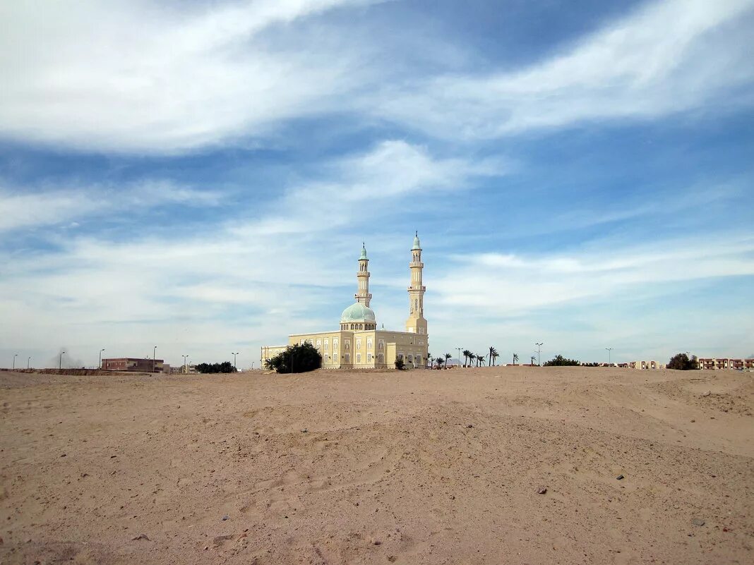 Огни аль тура. Мечеть в пустыне фото.