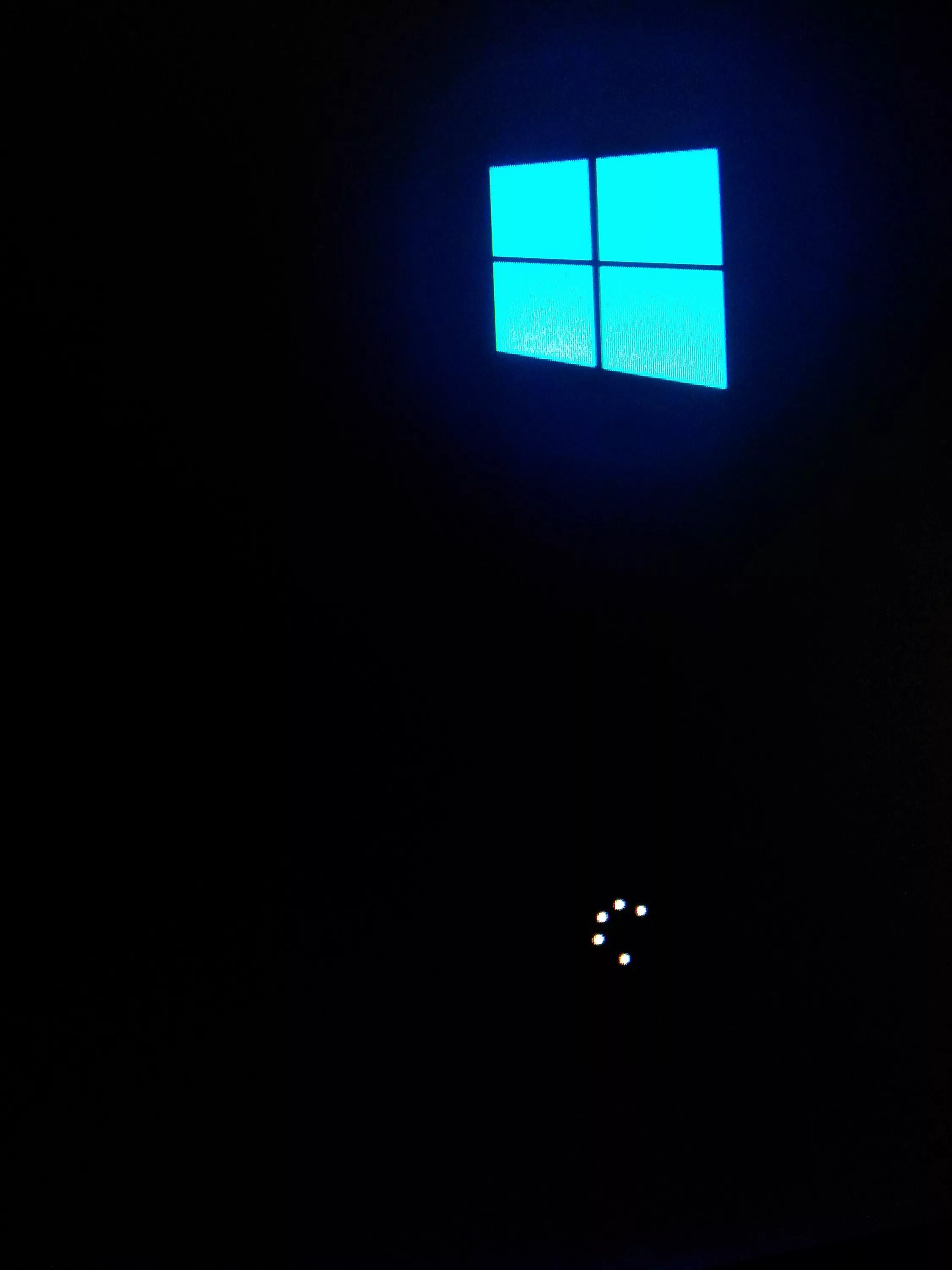 Load windows 10. Загрузочный экран виндовс 10. Экран загрузки виндовс 10. Загрузка виндовс 10. Черный экран Windows.