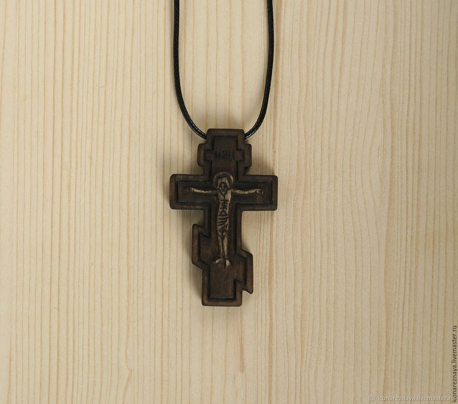 Деревянный крестик нательный. Нательный крестик из дерева. Крест мужской деревянный. Крестик нательный деревянный резной.