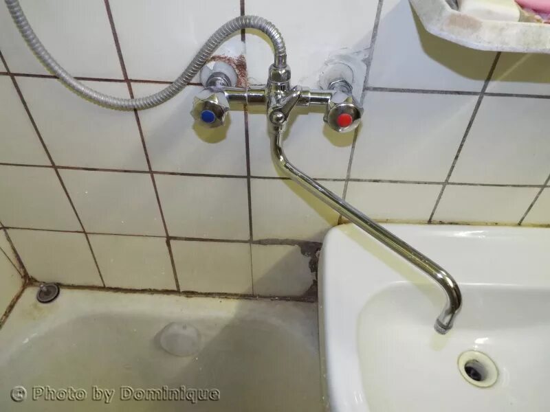Два смесителя в ванной