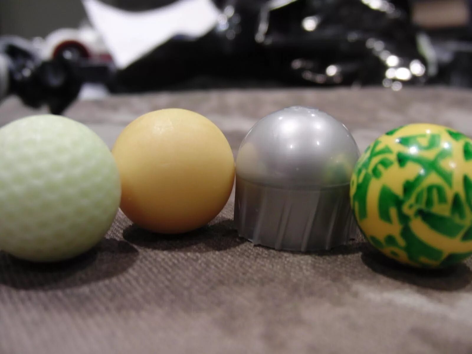 Пейнтбольных шаров. Пейнтбольный шар. Шарики для пейнтбола. Снайперские шары для пейнтбола. Пейнтбольный шар размер.