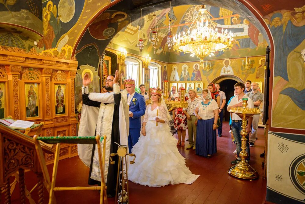 Венчание в церкви время. Церковь в Шуваловском парке венчание. Венчание в Новоиерусалимском монастыре. Монастырь Можайск венчание.