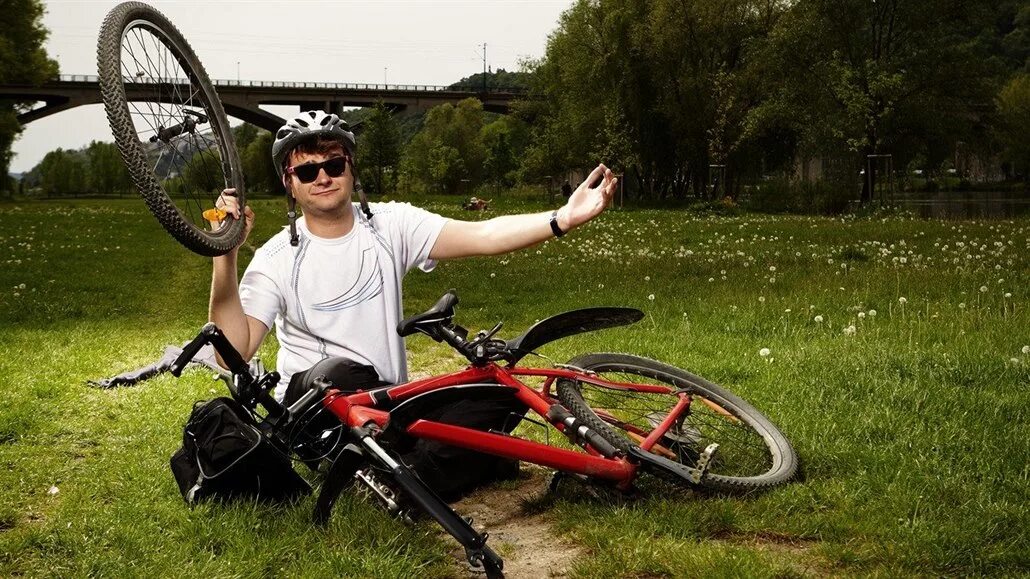 Broken bike. Поломанный велосипед. Велосипед сломался. Разбитый велосипед. Висипид сломался.