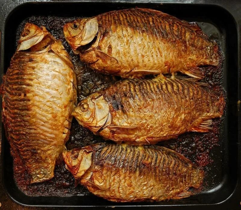 Карась в муке. Жареный карась. Жареная рыба на сковороде. Караси в сметане. Рецепт жарки карася.