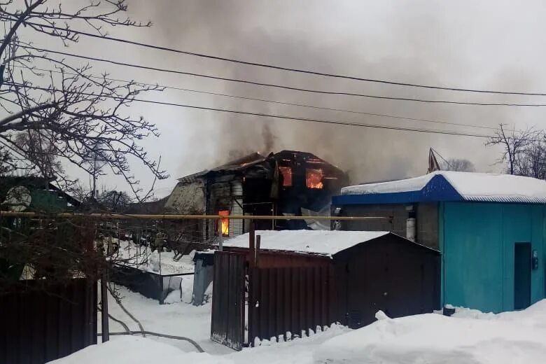Пожар в ангарске. Сгоревший дом. Пожар жилого дома. Пожар на рынке. Горящее здание торговый центр.