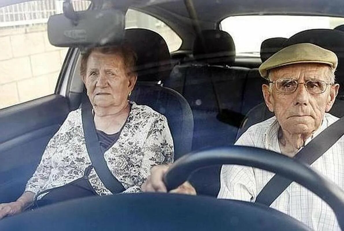Автомобиль пенсионеру. Старик за рулем. Пенсионер за рулем. Пожилой человек за рулем. Машина для пенсионеров.