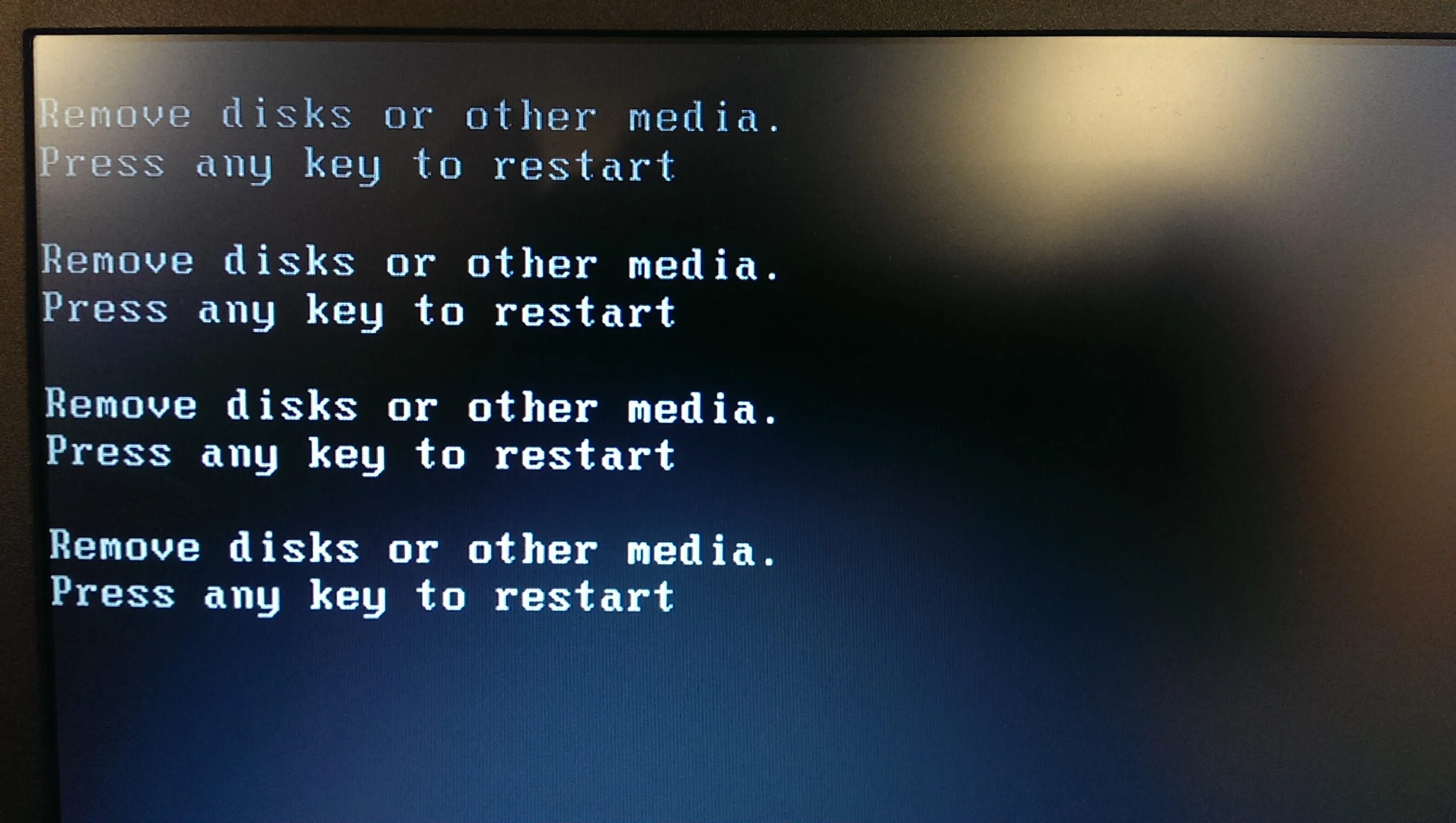 Press any key to boot from usb при установке. Press any to boot from usb. Remove disks or other media press any key to restart при установке с флешки. Press any to boot from usb. Alienware экран boot options.
