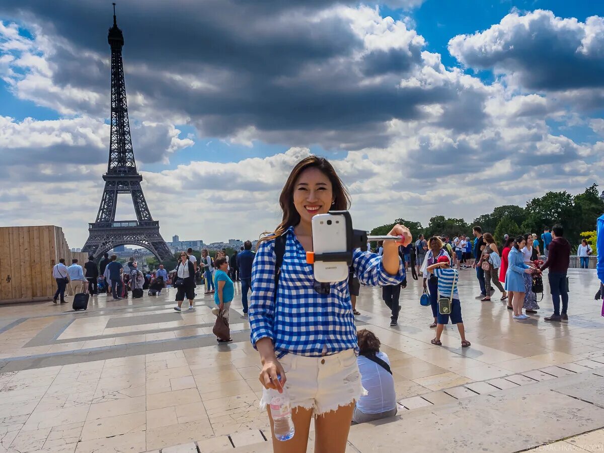 Побывав во многих странах. Туристы в Париже. Туризм во Франции. Париж люди. Экскурсионный туризм во Франции.
