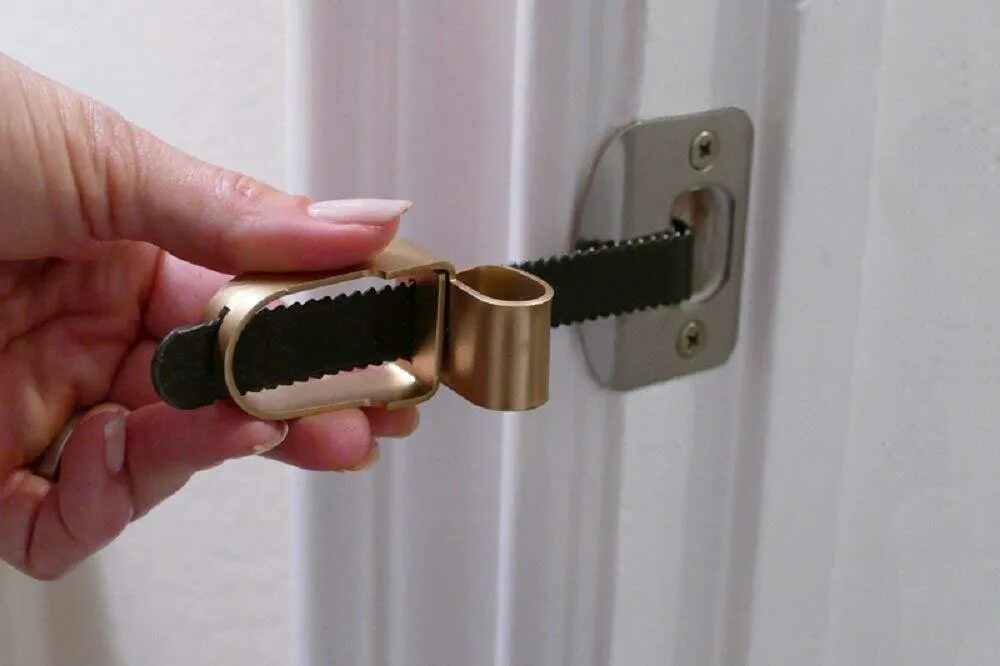 Шторка на замок. Vanguard Lock замки дверные. Calorie замок дверной. Portable Door Lock. Переносной замок на дверь.