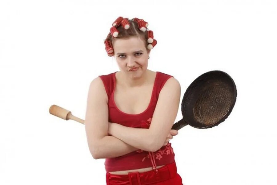 Глупая хозяйка. Женщина со сковородкой. Женщина со скалкой. Девушка со сковородой. Женщина со скалкой в руке.
