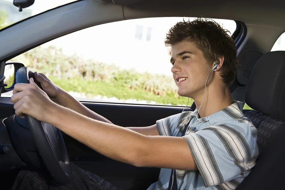 He likes to drive. Подросток за рулем. Молодые люди в автомобиле. Машина для подростка. Молодой парень за рулем.
