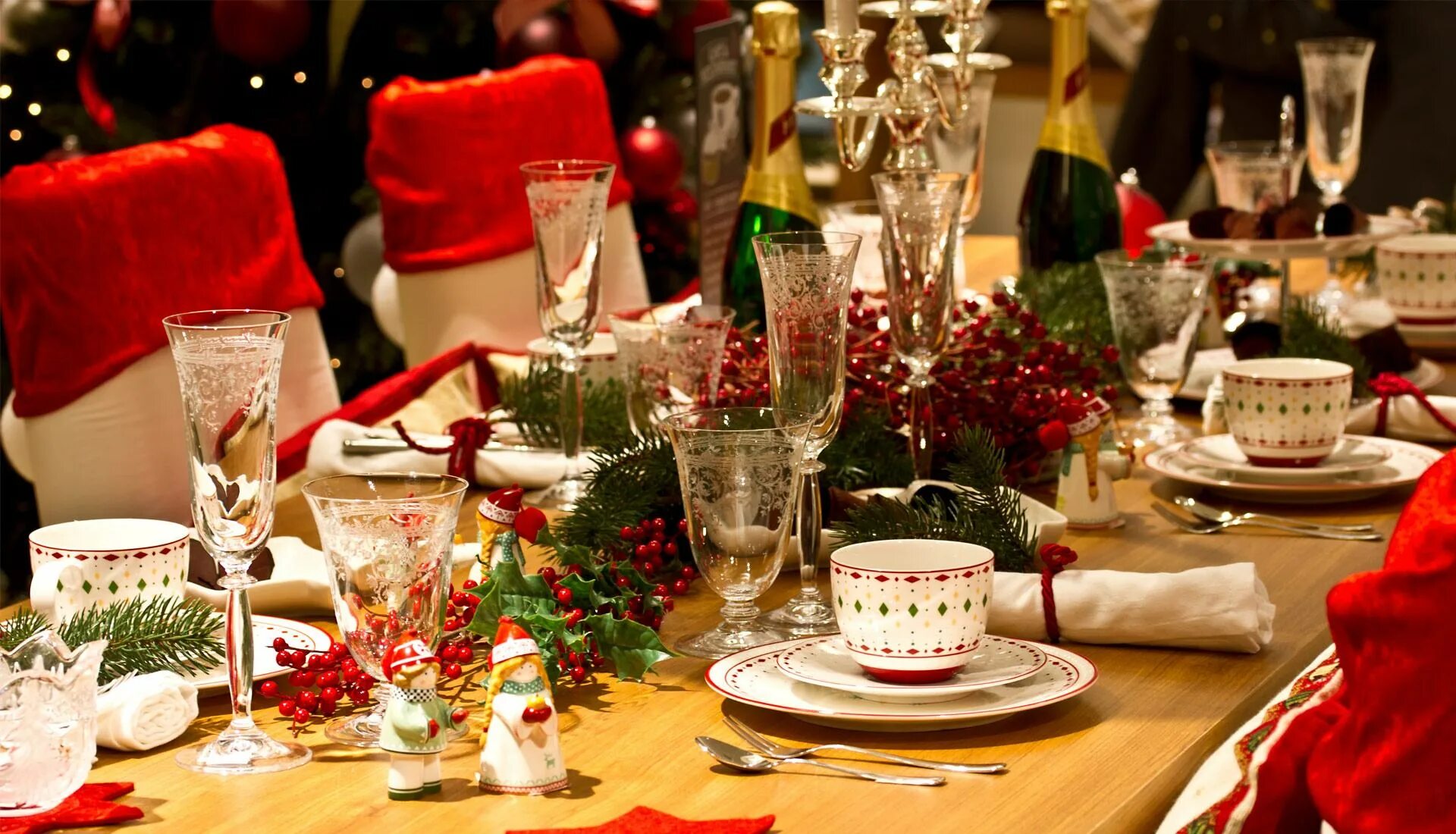 Как привести новый год. Новогодний стол. Новогодний и праздничный стол. Красивая сервировка новогоднего стола. Праздничный стол в ресторане.