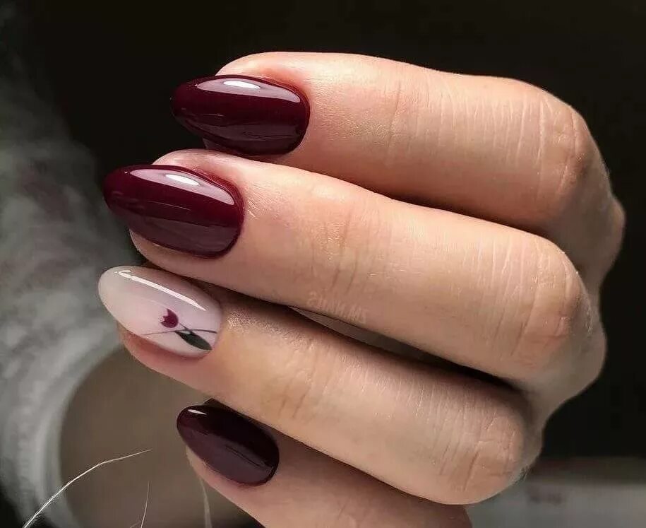 бордовые ногти однотонные. бордовый овальный маникюр. маникюр марсала градиент. бордовые овальные ногти. бордовый маникюр.