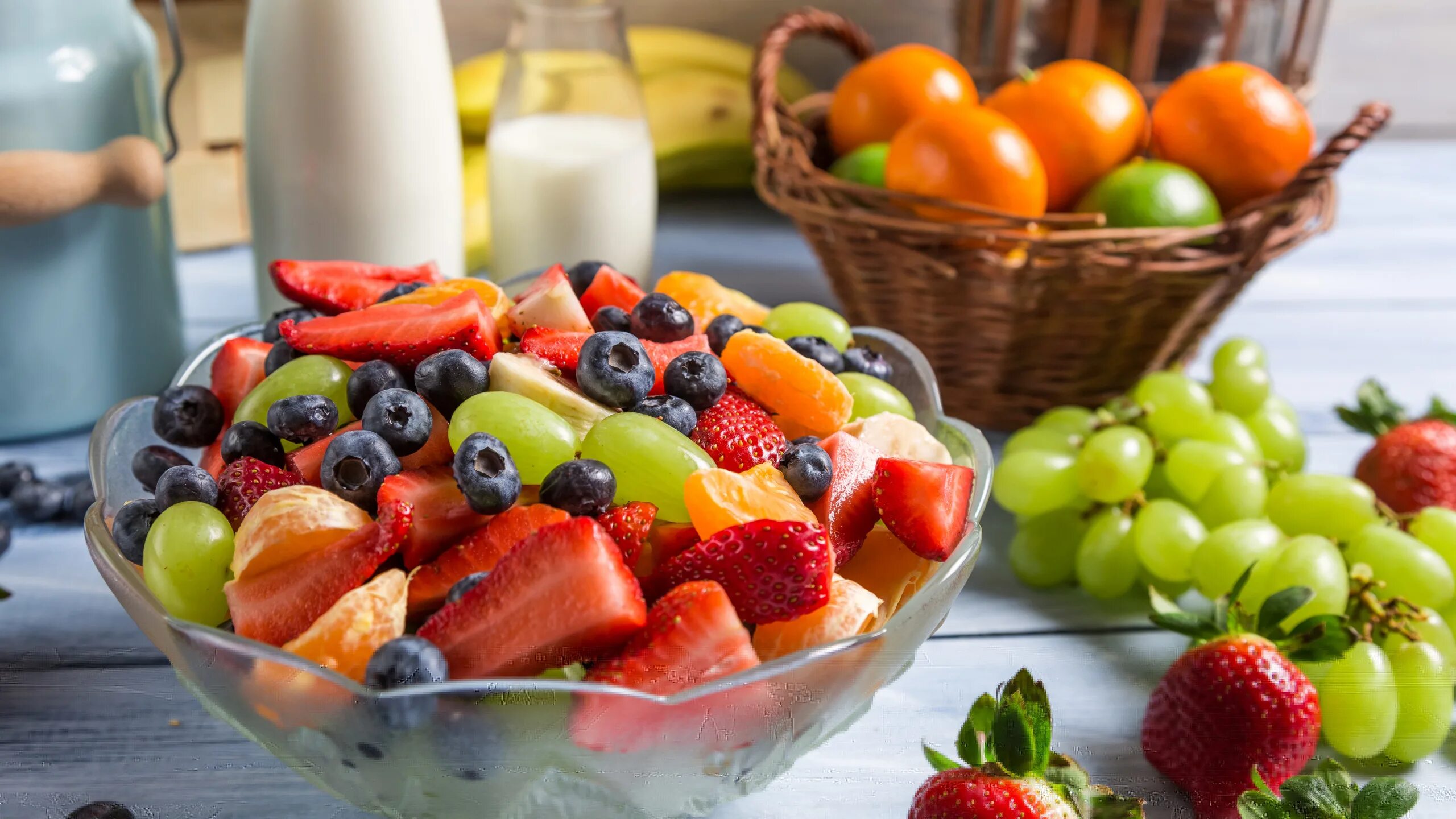 Включи вкусный. Полезная еда. Фрукты и ягоды. Здоровое питание фрукты. Фруктовый завтрак.