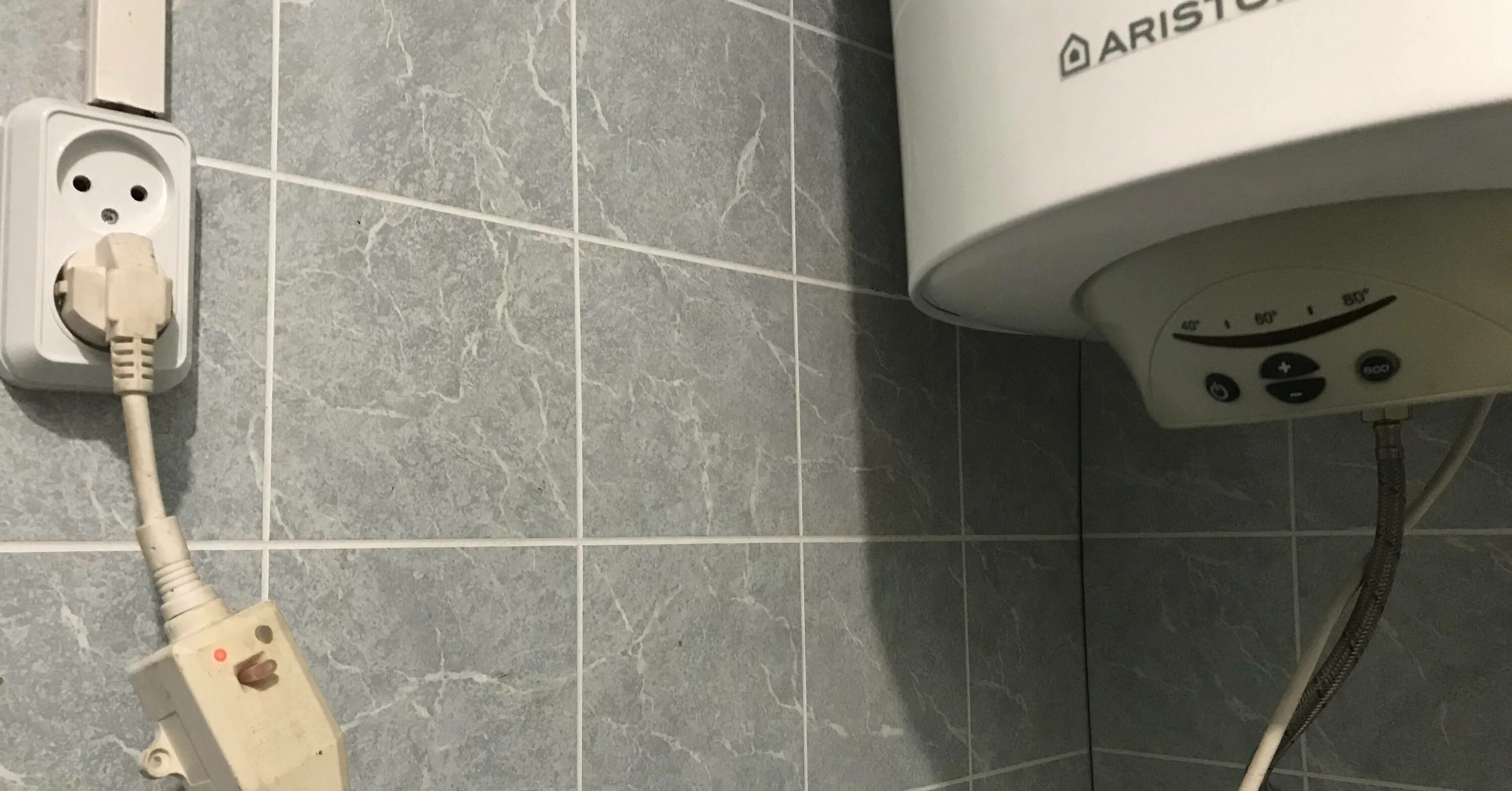 Накопительный водонагреватель розетка. Выключи розетку бойлера. Розетка для водонагревателя. Выключи розетку бойлера. Розетка под водонагреватель в ванной.